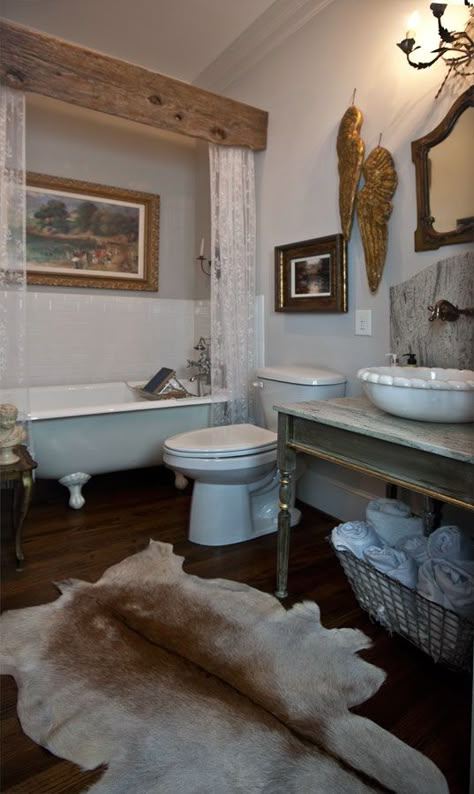 Shabby Chic Bathroom Ideas, Chic Bathroom Ideas, Bathroom Ideas Color, Bathroom With Clawfoot Tub, Western Bathroom Decor, Western Bathroom, Cedar Hill Farmhouse, Primitive Bathrooms, Shabby Chic Sofa