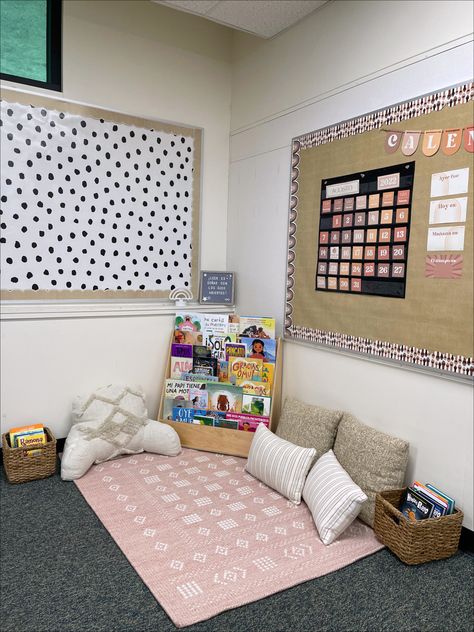 Classroom Library Corner Ideas, Quiet Area In Classroom, Cosy Corner Classroom, Class Reading Corner Ideas, Reading Corner Year 1, Preschool Classroom Cozy Corner Ideas, Classroom Corner Decoration Ideas, Library Corner Preschool, Reading Nook Kids Classroom