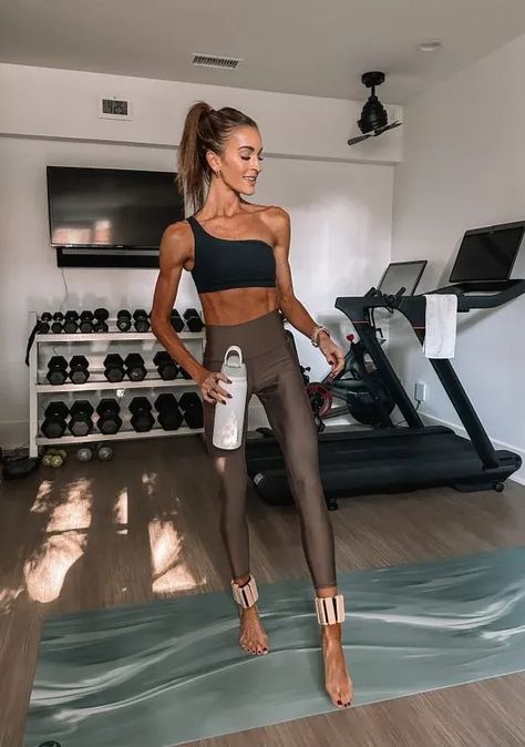 Strong Slim Women, Womens Fitness Inspiration Body, Petite Fitness Inspiration, Toned Woman Aesthetic, Workout Outfits 2023, Fitness Woman Aesthetic, Fitness Outfits Women Gym, Fit Inspire, Fit Girl Inspiration