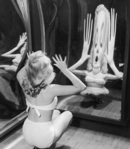 Behind the Scenes ‏@MakingOfs  Marilyn Monroe in a room of distorting mirrors Jacqueline Bisset, Rare Historical Photos, Donald Sutherland, Hall Of Mirrors, Mirror House, Hugh Laurie, Jane Seymour, Louis Armstrong, Norma Jean