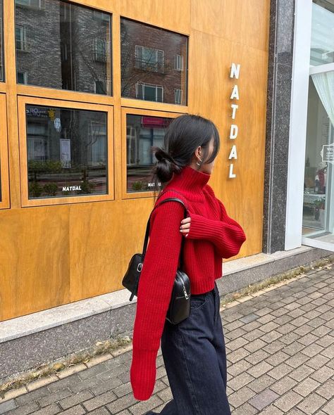 Red Outfit Korean, Red Turtleneck Outfit, Red Outfit Winter, Red Sweater Outfit, Red Turtleneck Sweater, Turtleneck Outfit, Red Turtleneck, Fashion Christmas, Red Pullover