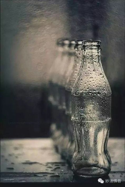 Element: Space This picture uses space by creating a three-dimensional depth with the row of bottles. Phone Photo, Foto Tips, Foto Art, Trik Fotografi, Black N White Images, White Picture, Depth Of Field, Black White Photos, Foto Inspiration