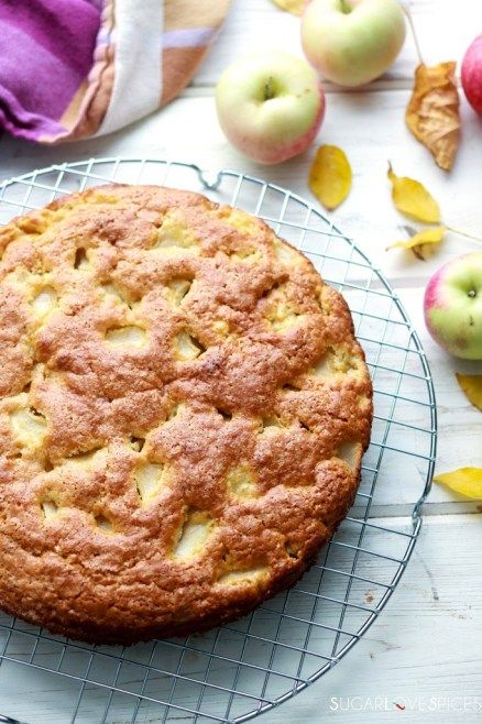 Pear Cakes, Apple Cake Recipe Easy, Cinnamon Baking, Olive Oil Cake Recipe, Desserts With Few Ingredients, Springform Pan Cake, Flavored Olive Oil, Olive Oil Recipes, Tall Cakes