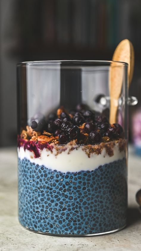 Savor the vibrant hues of Butterfly Pea Chia Pudding Parfait—your superfood-packed, festive breakfast delight! Carrot Chia Pudding, Butterfly Pea Smoothie, Blue Pea Powder Recipes, Fall Chia Pudding, Chia Pudding Topping Ideas, Vegan Superfood Recipes, Layered Chia Pudding, Chia Pudding Blueberry, Protein Powder Chia Seed Pudding