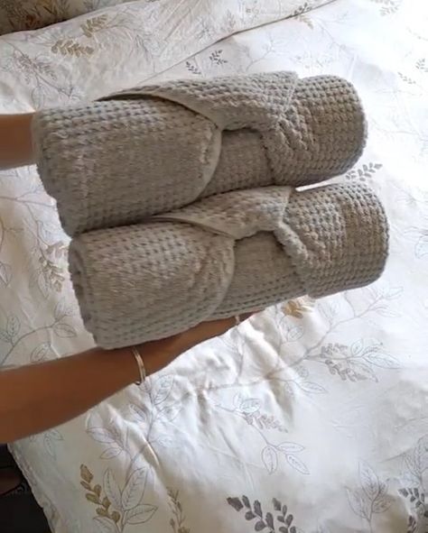 Folding Towels Fancy, How To Fold Hand Towels, How To Fold Bath Towels, Folding Bath Towels, Hand Towel Folding, Towel Folding Ideas, Fold Hand Towels, Metdaan Diy, Fancy Towels