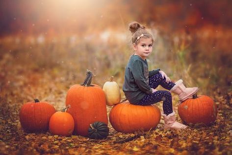 Pumpkin Shoot, Pumpkin Patch Photography, Creative Halloween Costume Ideas, Autumn Photography Portrait, Halloween Mini Session, Pumpkin Patch Photoshoot, Pumpkin Patch Pictures, Autumn Photos, Netflix Horror