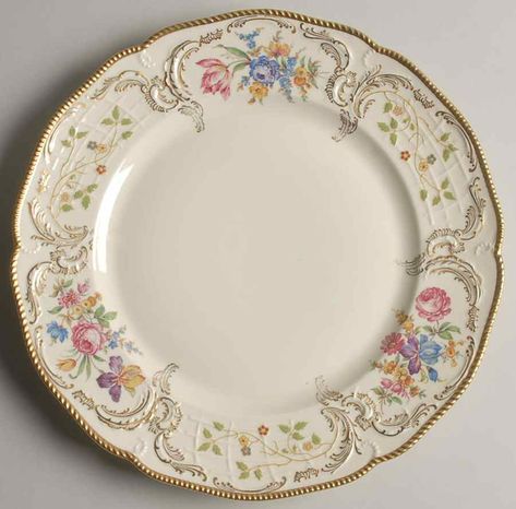 Vintage Dinner Plates Wedding, China Plates Aesthetic, Decorative Ceramic Plates, Victorian Plates, Old Ceramics, Aesthetic Plates, Plates Aesthetic, Fancy Plates, Plate Aesthetic