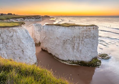 The beautiful beaches of England, Scotland, and Wales are stunning and worthy of a visit, like Botany Bay and Constantine Beach. High Clouds, Botany Bay, Uk Beaches, Sunset Images, The United Kingdom, Best Beaches, Most Beautiful Beaches, Summer Sunset, Travel News