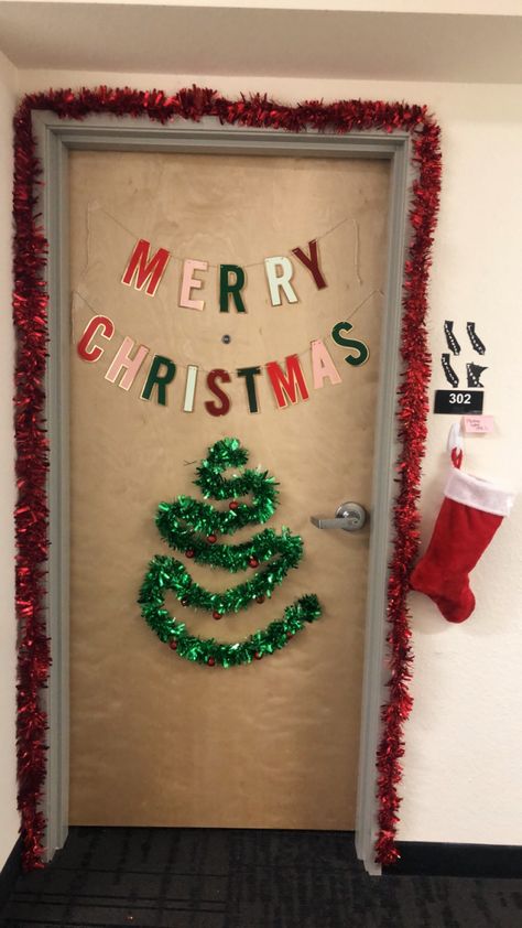 Christmas College Dorm Decorations, Holiday Dorm Decor, Diy Christmas Dorm Decor, Outside Dorm Door Decor, Winter Dorm Decor, Christmas Dorm Door Ideas, College Dorm Door Decorations Christmas, College Dorm Room Christmas Decorations, Christmas Dorm Ideas