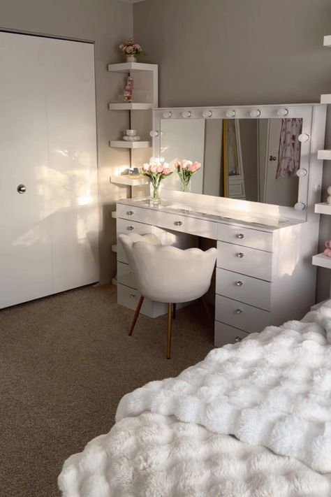 White Vanity Bedroom Ideas, Vanity Setup In Bedroom, Vanity Room Inspiration, White And Pink Room Ideas, That Girl Vanity, Clean Girl Aesthetic Room Ideas, Vanity Wall Ideas Bedroom, Room Ideas Aesthetic Vanity, Aesthetic Room Vanity