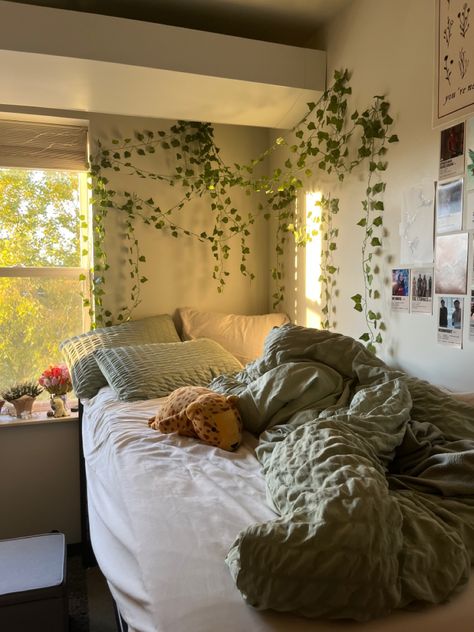 Dorm Room Layouts, College Dorm Room Inspiration, Dream Dorm Room, Deco Room, Cozy Dorm Room, Dorm Room Styles, Dorm Inspiration, Sage Green Bedroom, College Dorm Room Decor