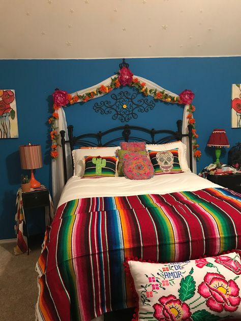 Mexico theme bedroom Mexican Style Bedrooms, Mexican Inspired Bedroom, Mexican Room Decor, Mexican Living Rooms, Mexican Style Bedroom, Mexican Bedroom Decor, Mexican Bedroom Ideas, Mexican Room, Mexican Living Room