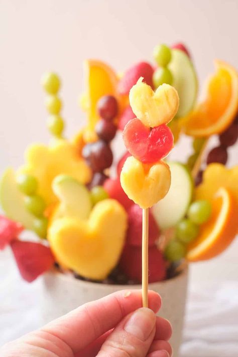 DIY Fruit Bouquet Flower Fruit Skewers, Diy Fruit Arrangement Easy, Diy Fruit Arrangement, Easy Fruit Boquets, Easter Fruit Bouquet, Fruit Flowers Diy, Fruit Sticks Ideas, Homemade Edible Arrangements, Fruit Flower Arrangements