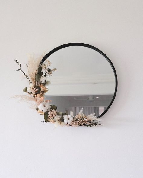 Floral Artist | Jerzelle on Instagram: “Customized home-decor project ; Floral Mirror 💁🏻‍♀️✨ ⠀ �⠀ Using preserved & dried flowers to decorate this piece so that it can be admired…” Mirror With Dried Flowers, Dried Flower Mirror, Dried Flower Decor Wall Art, Mirror Decorating Ideas With Flowers, Mirror With Flowers Around It, Decorated Mirrors With Flowers, Flowers On Mirror, Mirror Flower Decor, Decorate Mirror Frame