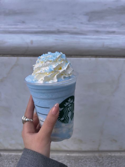 Stitch Frappuccino, Starbucks Blue Raspberry Cloud Frappuccino, Starbucks Drinks Raspberry, Blue Raspberry Cloud Frappuccino, Blue Raspberry Starbucks Drinks, Starbucks Drinks Blue, Blue Drink Starbucks, Blue Starbucks Drink Recipe, Aesthetic Frappuccino