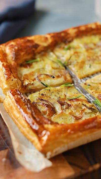 Puff Pastry Tart, Tarte Fine, Pastry Tart, God Mat, Puff Pastry Recipes, Tart Recipes, Pastry Recipes, Dinner Rolls, Puff Pastry