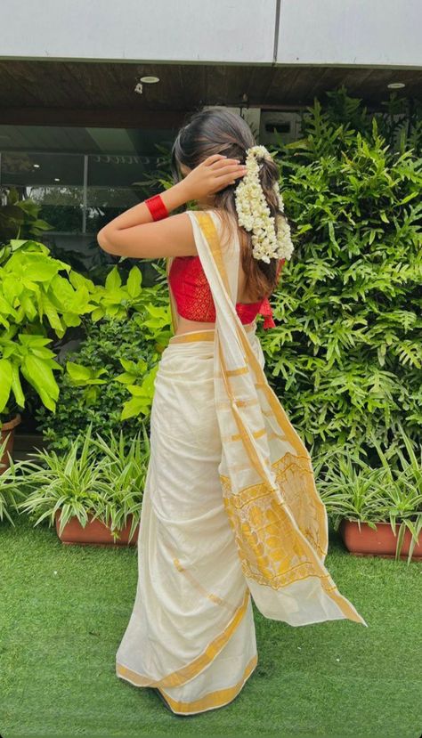 Kerala Saree Poses Photoshoot Ideas, South Look Photoshoot, South Indian Photoshoot Ideas, South Indian Look Poses, Sare Pose Idea, South Indian Look Photoshoot, South Indian Photoshoot Poses, South Indian Poses In Saree, South Indian Saree Poses