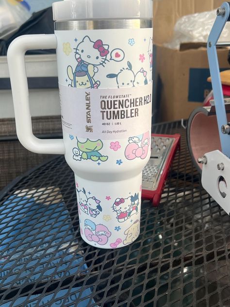 New tumbler for hot or cold drinks straw lid hand wash Hello Kitty Owala, Tumbler Decorating Ideas, Stanley Cup Hello Kitty, Shopping Wishlist Ideas, Kuromi Stanley, Hello Kitty Gifts Ideas, Hello Kitty Tumbler Cups, Hello Kitty Items Shops, Stitch Stanley Cup