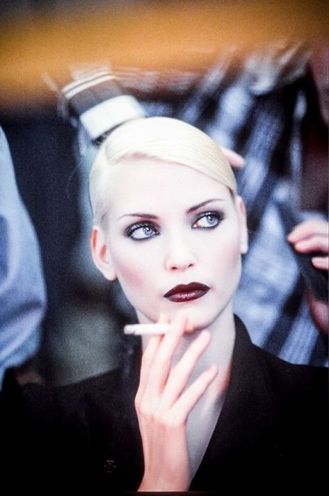 90s Lipstick, Vampy Makeup, 90s 2000s Fashion, Nadja Auermann, Vintage Dance, 90s Supermodels, Alternative Makeup, 80s And 90s Fashion, 2000s Fashion