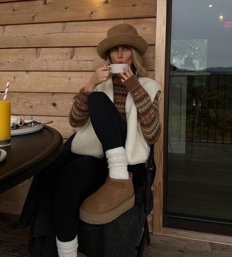 Paige Lorenze Fall, Deb Pfiefer, Cozy Cabin Trip Outfits, Uggs Plus Size Outfit, Winter Cottage Outfit, Mountain Look Outfit, Paige Lorenze Outfits, Autumn Vibes Outfit, Montana Outfits Winter