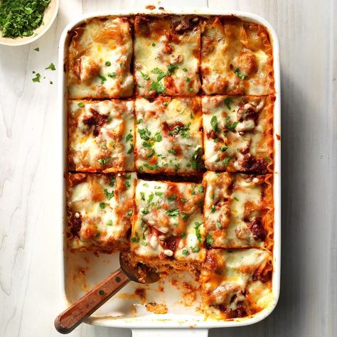 Makeover Traditional Lasagna Dinner Ideas Lasagna, Make Ahead Lasagna, Christmas Eve Dinner Ideas, Homemade Meat Sauce, Sausage Lasagna, Ravioli Lasagna, Christmas Dinner Ideas, Lent Recipes, Traditional Lasagna