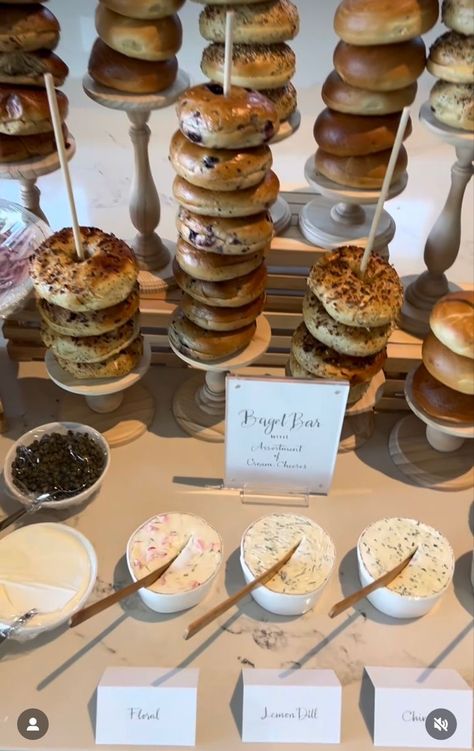 Senior Breakfast Table Ideas, Muffin Display Brunch, Coffee And Bagel Bar, Simple Breakfast Party Ideas, Brunch Party Buffet, Breakfast Bar Wedding Receptions, Bagel Themed Party, Brunch Food For Bridal Shower Mornings, Breakfast At Wedding Receptions