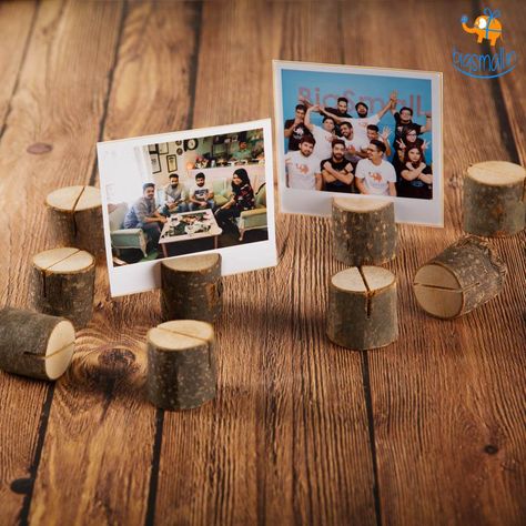 Photos On Table Decor, Picture Table Decor, Diy Picture Holder For Table, Picture Stands Diy Display, Diy Photo Centerpiece Ideas, Photo Holders For Tables, Centerpieces With Photos, Diy Photo Stand, Diy Picture Holder