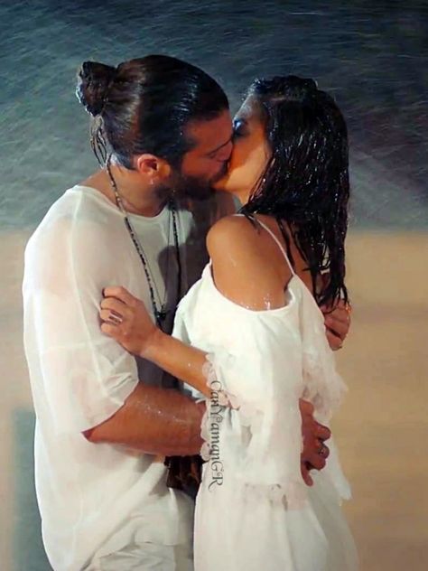 Turkish Men, Erkenci Kus, Romantic Scenes, Can Yaman, Movie Couples, Erkenci Kuş, Beautiful Couple, Turkish Actors, Best Couple