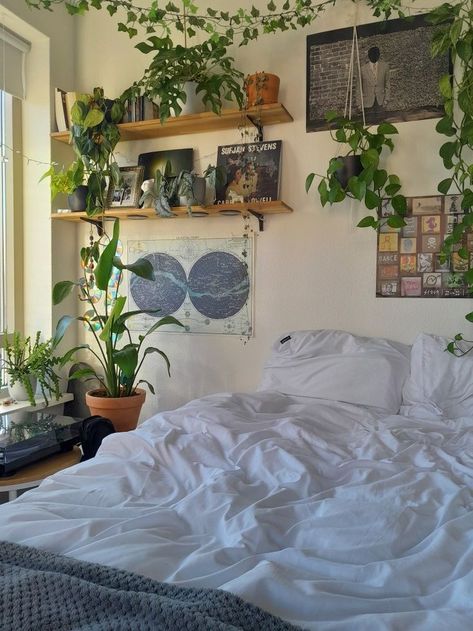 Cottage Core Bedroom Minimalist, Artsy Room Inspiration, Nature Aesthetic Bedroom Vintage, Nature Vibe Bedroom, Plants And Posters Bedroom, Bedroom Inspo Trendy, Artsy Bedroom Aesthetic Vintage, Music Aesthetic Apartment, Forestry Room Aesthetic