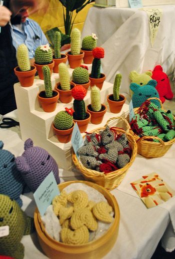 Yes, I will be making these.  Crochet cacti!! Amigurumi Craft Fair, Amigurumi Display Ideas, Amigurumi Display, Crochet Display Ideas, Craft Stall Display Ideas, Craft Stall Display, Craft Show Table, Cacti Plants, Yarn Display