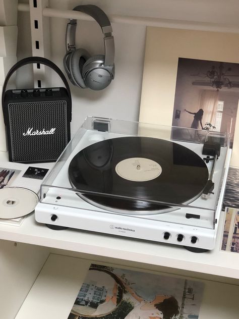 White Record Player, Record Player Aesthetic, Vinyl Turntable, Turntable Record Player, Vinyl Aesthetic, Vinyl Player, Music Room Decor, Retro Gadgets, Turn Table Vinyl