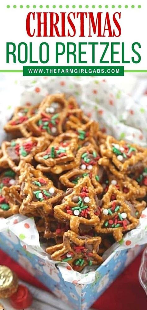 Christmas Cookies Rolo Pretzel, Christmas Candy Exchange Ideas, Salty Sweet Christmas Snacks, Pretzel Christmas Wreath, Pretzel Rolo Treats Holidays, Bake Exchange Ideas, Pretzel Holiday Treats, Rolo Christmas Treats, Pretzel Presents