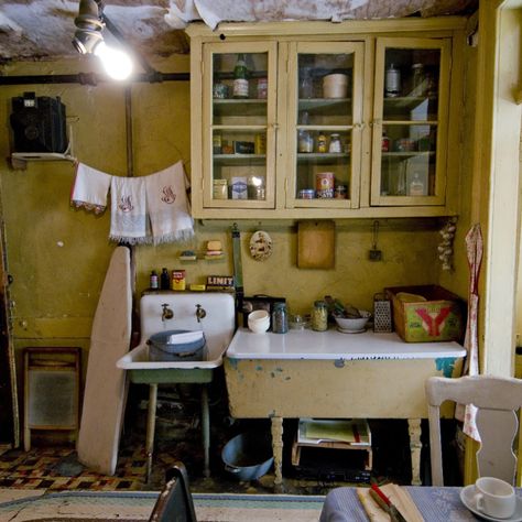 97 Orchard Street | Tenement Museum Model Dapur, Old Apartments, New York Museums, New York Apartment, Lower East Side, Small Bathroom Design, Nyc Apartment, Apartment Kitchen, Décor Diy