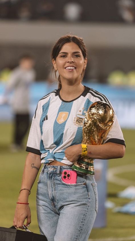 Camila Galante, Kaka Brazil, Dibujo Simple, Football Wags, Messi Argentina, Fashion Paris, Barcelona Football, Soccer Poster, Game Download Free