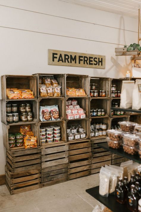 Country Store Decor, Wooden Grocery Store, Farm Shops Ideas, Small Farm Shop Design, Produce Display Ideas, Produce Stand Kitchen, Country Convenience Store, Farmers Market Garden, Mini Farmers Market