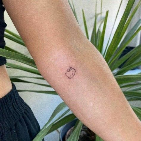 Tatuaje Hello Kitty, Hello Kitty Tattoos, Petite Tattoos, Tattoos For Black Skin, Cute Little Tattoos, Cute Tiny Tattoos, Discreet Tattoos, Dainty Tattoos, Girly Tattoos