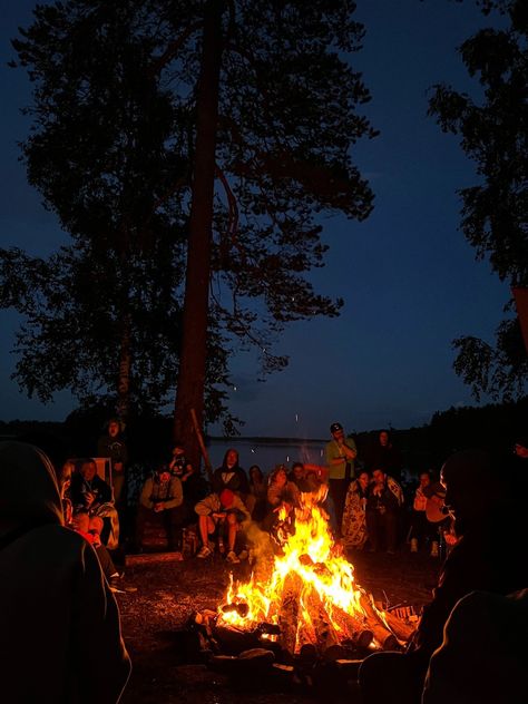 bonfire with friends ❤️ Friends Around Campfire, Winter Bonfire Aesthetic, Bonfire With Friends Aesthetic, Summer Bonfire Aesthetic, Friends Around Fire, Bon Fire Aesthetics, Fall Bonfire Aesthetic, Farm Bonfire, Bonfire Aesthetic Friends