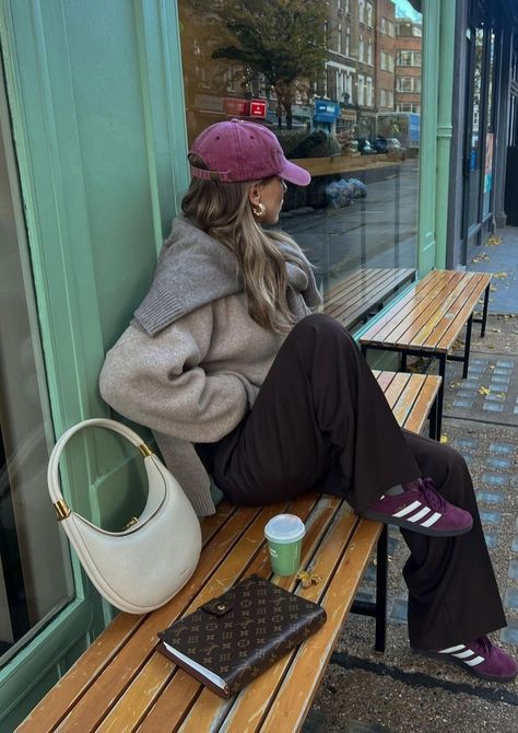 Burgundy Sneakers Outfit, Adidas Gazelle Outfit, Looks Adidas, Burgundy Sneakers, Burgundy Leather Jacket, Adidas Samba Outfit, Latina Outfits, Samba Outfit, Fall Sneakers