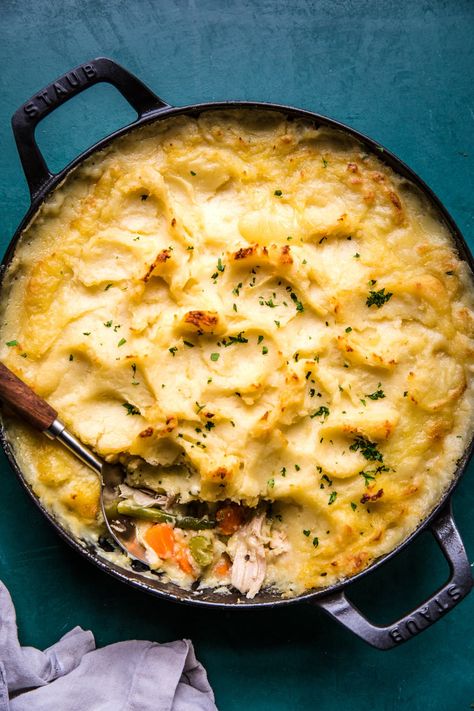 Leftover turkey gets new life in this ultra-hearty, rich, savory turkey shepherd’s pie recipe. Thanksgiving Leftover Shepherd's Pie, Turkey Shepherds Pie Recipe Leftover, Thanksgiving Shepherds Pie Recipe, Best Leftover Turkey Recipes, Leftover Turkey Shepherds Pie, Leftover Turkey Casserole Recipes, Turkey Leftover Ideas, Thanksgiving Pot Pie, Turkey Leftovers Recipes