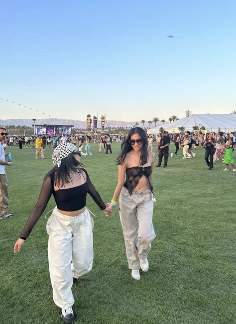 Sueños Festival Outfit Ideas, Rave Cargo Pants Outfit, Coachella Pants Outfit, Rave Pose Ideas, Festival Pants Outfit, Latitude Festival Outfits, Music Festival Photos, Kaytranada Outfit, Water Festival Outfit