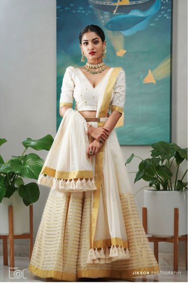 Kasavu Half Saree, Onam Look, Onam Outfits Ideas, Saniya Iyappan, Kerala Dress, Onam Dress, Onam Outfits, Kerala Saree Blouse Designs, Onam Saree