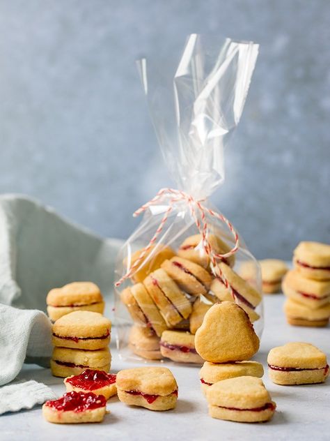 Butter shortbread hearts sandwiched with raspberry jam - the perfect easy Valentine gift! #shortbread #valentines #valentinesday #valentinesrecipe #homemadegift #valentinesgift #cookies #minicookies Valentine Cookie Gifts, Valentines Bakery, Keep To Yourself, Jar Of Love, Butter Shortbread, Valentines Recipes Desserts, Shortbread Biscuits, Buttery Shortbread, Valentine Desserts