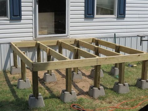 Save yourself a lot of money by designing and building your own deck. http://www.thisoldhouse.com/toh/how-to/intro/0,,262821,00.html Oberirdische Pools, Deck Steps, Floating Deck, Railing Ideas, Small Deck Decorating Ideas, Wooden Deck, Mobile Home Porch, Patio Deck Designs, Deck Railing