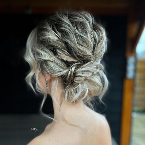 Messy Curled Low Updo Short Hair Short Bridal Hair, Sparkly Hair Accessories, Trendy Updos, Short Hair Bride, Loose Updo, Braided Hairdo, Short Hair Bun, Curly Wedding Hair, Hairdo Wedding