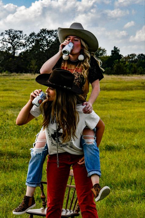 Drinking Best Friend Photoshoot, Best Friend Pictures Photo Shoots Beer, Best Friend Pictures Beer, Funny Friendship Photoshoot Ideas, Fun Friend Photos, Sister Fall Photoshoot Ideas, Bestie Beer Photoshoot, Cowgirl Poses With Friends, Friend Photoshoot Ideas Two