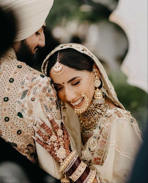 Sikh Wedding Photography, Indian Wedding Pictures, Bride Groom Photoshoot, Couple Pose Ideas, Bride Groom Poses, Muslim Wedding Photography, Indian Bride Photography Poses, Indian Wedding Poses, Bride Photos Poses