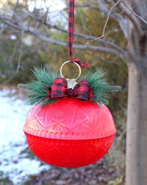 DIY giant Christmas ornament hanging in a tree. Diy Outside Ornaments Christmas, Diy Yard Christmas Ornaments, Outside Ornaments Diy, Christmas Crafts For Outdoors, Diy Door Hanging Decor, Dollar Tree Outdoor Christmas Diy, Lighted Christmas Balls Diy, Diy Christmas Gnome Decorations, Dollar Tree Crafts Diy Christmas Decor 2024