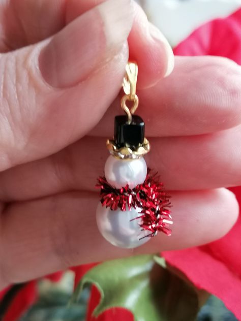 Christmas Jewelry - Get all your supplies met with just one simple click to visit. Act IMMEDIATELY! Sunglasses Chains, Diy Christmas Earrings, Diy Crafts Keychain, Decor Beads, Christmas Jewelry Diy, Holiday Beading, Beadwork Necklace, Bead Charms Diy, Holiday Earrings