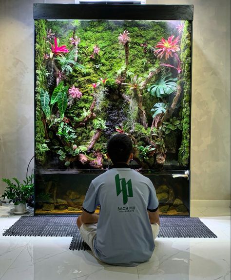 Wall Terrarium Ideas, Huge Terrarium, Paladarium Design, Large Terrarium Ideas, Paludarium Ideas, Wall Terrarium, Large Aquarium, Tropical Terrariums, Vertikal Garden