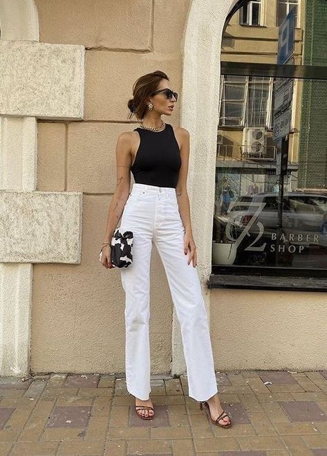 White Jeans Classy Outfits, Jeans And White Tank Top Outfit, White Effortless Pants Outfit, White Pants Outfit Office, White Jeans Outfit Classy, Sight Seeing Outfit Spring, Dinner Outfits With Friends, White Jeans Pants Outfit, White Pants Black Top Outfit